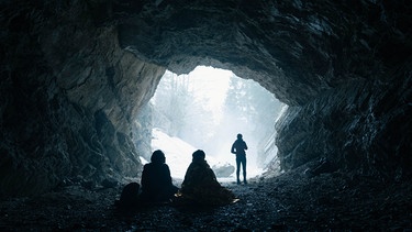 Von links: Lucia (Brigitte Hobmeier), Alma (Laeni Geiseler) und Valentina (Marie-Luise Stockinger) in einer Höhle am Muttstein. | Bild: BR/NDR/ORF/Primary Pictures, Wien/X-Filme Produktion GmbH, Berlin/Martin Rattini