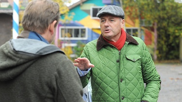 Hubert (Bernhard Ulrich, rechts) spricht mit Gregor (Holger Matthias Wilhelm, links) über sein Unverständnis gegenüber Mikes Fehltritt. | Bild: BR/Marco Orlando Pichler