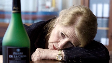 In ihrer Einsamkeit verfällt die einstige Karrierefrau Carla (Christiane Hörbiger) dem Alkohol. | Bild: ARD Degeto/Svenja von Schultzendorff