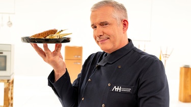 Alexander Herrmann mit dem Gericht "Entenbrust mit Mohn-Pfeffer-Butter". | Bild: BR/Ralf Wilschewski