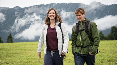 Miriam (Emily Cox) und Tom (Christopher Schärf) machen erneut eine Trauerreise und öffnen sich für die Phase „neue Perspektiven“. | Bild: BR/Lieblingsfilm & Royal Pony Film