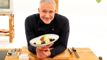 Alexander Herrmann mit dem Gericht "Wildschweinpflanzerl mit Brombeeren". | Bild: BR/Ralf Wilschewski