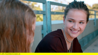 Anthea (Lisa Vicari, rechts) kümmert sich um Elisa (Stephanie Amarell). | Bild: SWR/Filmakademie