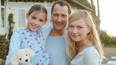 We are family: Thomas "Tommy" (Markus Knüfken), Gabriela (Johanna Christine Gehlen, rechts) und die kleine Theresa (Laura Szalski). | Bild: ARD Degeto/Christiane Pausch