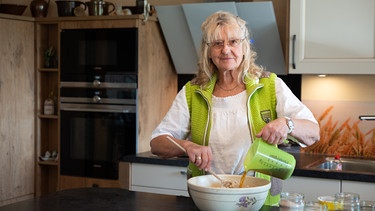 Frieda in ihrer Küche am Backen. | Bild: BR/Tabea Hofmann