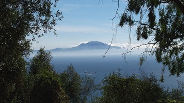 An der Südspitze Spaniens, da wo sich Europa und Afrika beinahe berühren, wo sich die Wassermassen des Atlantiks mit denen des Mittelmeeres mischen, liegt die Straße von Gibraltar. | Bild: BR/Walter Sigl