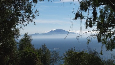 An der Südspitze Spaniens, da wo sich Europa und Afrika beinahe berühren, wo sich die Wassermassen des Atlantiks mit denen des Mittelmeeres mischen, liegt die Straße von Gibraltar. | Bild: BR/Walter Sigl