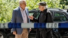 Günter (Peter Lerchbaumer, links) und Edwin (Tilo Prückner, rechts) diskutieren am Tatort. | Bild: ARD/Kai Schulz