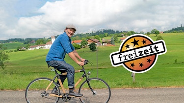 Key Visual/Cover Sendereihenbild mit Typo zu "freizeit". "freizeit" - die Sendung mit dem Schmidt Max. Die erste Freizeit-Sendung im deutschen Fernsehen. Seit 1991 erfinden wir die Freizeit zwar nicht neu, zeigen sie aber anders: bayerisch, hintergründig, informativ. Sport und Bewegung kommen dabei nicht zu kurz. | Bild: BR/André Goerschel