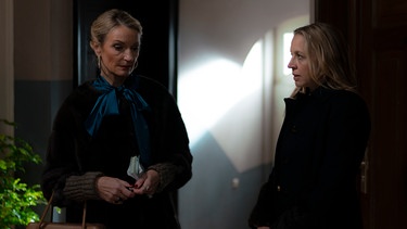 Von links: Anna Pollinger (Monika Gruber) und Silke Weinzierl (Nina Proll) reden im Treppenhaus. | Bild: BR/Lieblingsfilm GmbH/Luis Zeno Kuhn