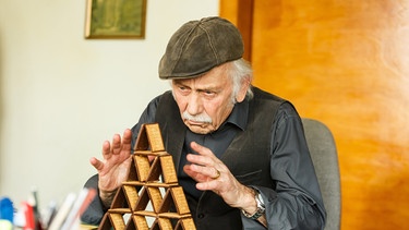 Edwin Bremer (Tilo Prückner) baut ein Schokokekse-Haus. | Bild: ARD/Kai Schulz