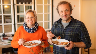 Knospen – das neue "must eat" im Frühling. Bei Pflanzenexpertin Karin Greiner kostet der Schmidt Max zum Beispiel Rübensalat mit Knospenoxymel. | Bild: BR/André Goerschel