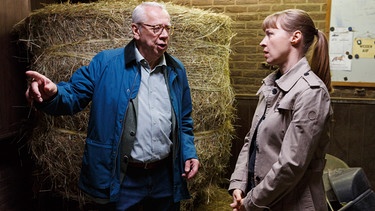 Günter Hoffmann (Peter Lerchbaumer, links) und Vicky Adam (Katja Danowski, rechts) werden zu einem Mordfall auf einen Reiterhof gerufen. | Bild: ARD/Kai Schulz