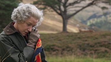 Die Queen (Helen Mirren) tief betroffen an einem einsamen See in Schottland. | Bild: Concorde Filmverleih GmbH/Laurie Sparham