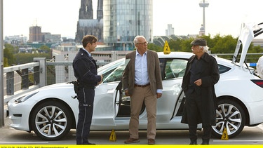 Parkhaus Parkdeck: Die Chefin eines Pharmaunternehmens wird erdrosselt in Ihrem Auto aufgefunden – Benz (Dominik Klingenberg, links) bringt Günther (Peter Lerchbaumer, Mitte) und Edwin (Tilo Prückner, rechts) auf den neuesten Stand. | Bild: ARD/Kai Schulz