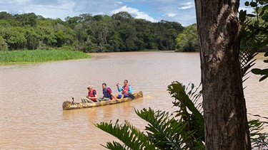 Salvador da Bahia in Brasilien. Die Passagiere Christina und Christian Schorer machen mit ihrem Guide eine Kanutour am Fluss Pojuca. | Bild: BR/Bewegte Zeiten Filmproduktion GmbH/Cornelia Schulze