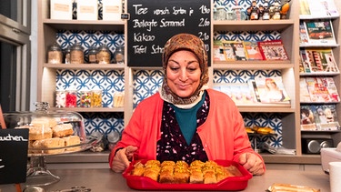 Sevim (Özay Aslanhan) hat für Hubert Baklava gebacken. | Bild: BR/Lena Semmelroggen