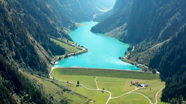 Obwohl Stauseen alle künstlich entstanden sind, gelten sie vielerorts als Perlen der Alpen. Ihr alleiniger Zweck ist die Energiegewinnung, viele Stauseen sind aber schon längst zu einer Tourismusattraktion geworden oder dienen als sonntägliches Ausflugsziel. Im Bild: Speicher Stillup Zillertal. | Bild: ORF