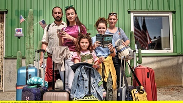 Die Familie ist in Amerika angekommen und wartet auf ihren Miet-Camper. Bild: Mama (Hanneke Scholten, rechts), Kim (Kiki Wartena, 2. von rechts), Jip (Layla Zara Seme, vorne), Julia (Serena Bank, 2. von links), Papa (Gürkan Küçüksentürk, links). | Bild: NDR/Pief Weyman