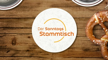 Key Visual/Cover Sendereihenbild mit Typo zu "Der Sonntags-Stammtisch". Jeden Sonntag um 11 Uhr lädt Gastgeber Hans Werner Kilz zu Bier und Brezn in den Brunnerwirt. Seine Co-Moderatoren sind im Wechsel die Wirtschaftsjournalistin Anja Kohl, die Wissenschaftler Ursula Münch und Klaus Bogenberger sowie die Ski-Legende Christian Neureuther. Diskutiert wird immer auch mit zwei aktuellen Gästen über die Themen der Woche - bayerisch, direkt und unterhaltend. | Bild: BR/Montage: BR