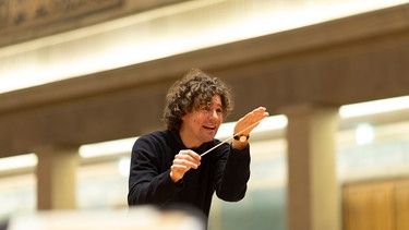 Robin Ticciati ist Chefdirigent des Deutschen Symphonie-Orchesters Berlin. Beim Symphonieorchester des Bayerischen Rundfunks debütierte er bereits schon 2014. | Bild: BR/Astrid Ackermann