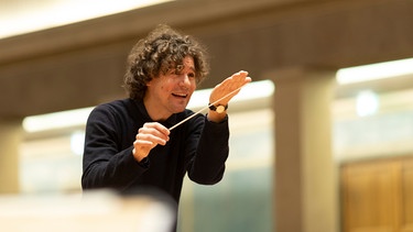 Robin Ticciati ist Chefdirigent des Deutschen Symphonie-Orchesters Berlin. Beim Symphonieorchester des Bayerischen Rundfunks debütierte er bereits schon 2014. | Bild: BR/Astrid Ackermann