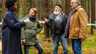 Die Rentnercops Bielefelder (Bill Mockridge, 2. von rechts), Klaus Schmitz (Hartmut Volle, rechts) und Vicky Adam (Katja Danowski, 2. von links) kommen am Tatort an und treffen auf Dr. Lara Krüger (Dela Dabulamanzi, links). | Bild: ARD/Kai Schulz