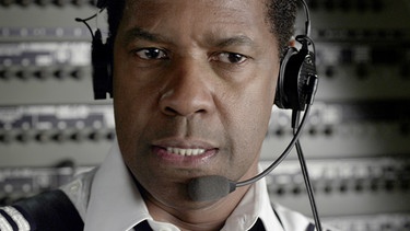 Pilot Whip Whitaker (Denzel Washington) behält trotz eines unkontrollierten Sturzflugs seines Flugzeugs die Nerven. | Bild: RBB/Studiocanal GmbH/2012 PARAMOUNT PICTURES