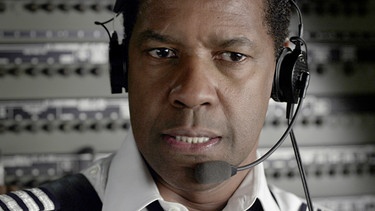 Pilot Whip Whitaker (Denzel Washington) behält trotz eines unkontrollierten Sturzflugs seines Flugzeugs die Nerven. | Bild: RBB/Studiocanal GmbH/2012 PARAMOUNT PICTURES