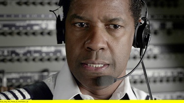 Pilot Whip Whitaker (Denzel Washington) behält trotz eines unkontrollierten Sturzflugs seines Flugzeugs die Nerven. | Bild: RBB/Studiocanal GmbH/2012 PARAMOUNT PICTURES