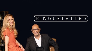 Key Visual Sendereihenbild mit Typo zu "Ringlstetter". Die Moderatoren Caro Matzko und Hannes Ringlstetter im Studio der Sendung "Ringlstetter". | Bild: BR/Markus Konvalin/Montage: BR