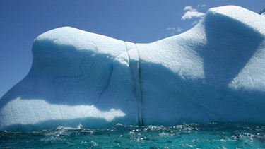 Die Reise quer durch Kanada, das zweitgrößte Land der Erde, 5.500 Kilometer entlang des 50. Breitengrades, ist eine Reise, bei der man an jedem Ort den kalten Hauch der Arktis spürt. Im Bild: ein Eisberg mit Bruchstelle. | Bild: BR