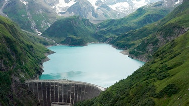 Obwohl Stauseen alle künstlich entstanden sind, gelten sie vielerorts als Perlen der Alpen. Ihre treibende Kraft ist Wasser, das sie erst zum Leben erweckt und später ihr bestimmendes Element wird. Sie lassen es erst sanft ruhen, nehmen dann aber seine volle Kraft auf. Sie sind von kühler Technik umgeben, eingebettet in die Natur. Und doch locken sie heute hunderttausende Menschen im Jahr in die hochalpine Welt. Im Bild: Kaprun Hochgebirgsstauseen. | Bild: ORF