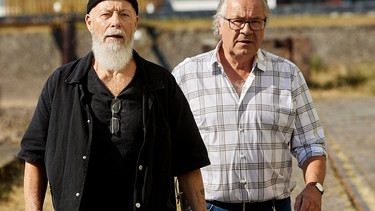 Als Reinhard Bielefelder (Bill Mockridge, links) und Klaus Schmitz (Hartmut Volle, rechts) das Schiff verlassen, entdecken sie verdächtige Jungs im Mustang. | Bild: ARD/Kai Schulz