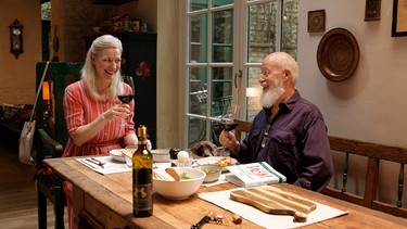 Restaurantkritikerin Susanne Brnic (Antje Widdra, links) ist begeistert, was Bielefelder (Bill Mockridge, rechts) ihr für Leckereien serviert. | Bild: ARD/Tom Trambow