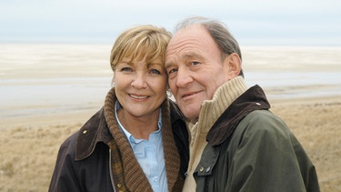 Karla (Gila von Weitershausen) und Werner (Michael Mendl) entdecken auf der Insel Amrum ihre Liebe neu. | Bild: ARD Degeto/Hans-Joachim Pfeiffer