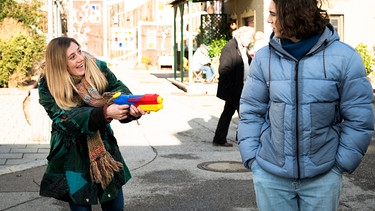 Sarah (Sophie Reiml) will sich mit einer Wassepistole an Till (Marinus Hohmann) rächen. | Bild: BR/Lena Semmelroggen