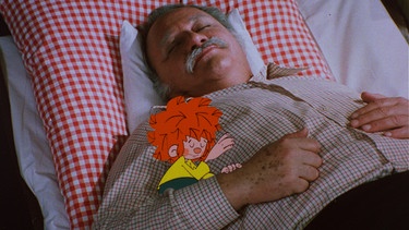 Pumuckl und Meister Eder (Gustl Bayrhammer) machen ein Nickerchen. | Bild: BR/Infafilm GmbH/Original-Entwurf "Pumuckl"-Figur: Barbara von Johnson