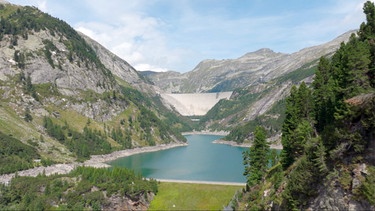 Obwohl Stauseen alle künstlich entstanden sind, gelten sie vielerorts als Perlen der Alpen. Mit ihren 200 Metern Höhe ist die Kölnbreinsperre in den Hohen Tauern die höchste Staumauer Österreichs. Im Bild: Speicher Galgenbichl und Kölnbreinsperre. | Bild: ORF/Kurt Reindl