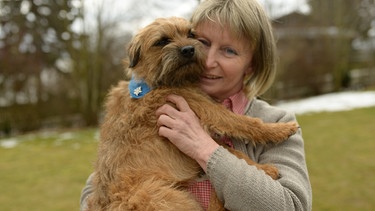 Hundebesitzerin Heidi Deml mit ihrem Border-Terrier und Rekordhund Wiggerl. | Bild: BR/south & browse GmbH/Sebastian Krüger