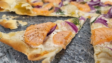 Lachs-Flammkuchen. | Bild: BR/Kathrin Lindauer