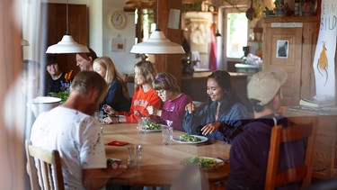 Bewohner und Mitarbeiter des Münzinghofs beim gemeinsamen Essen im Haus Tenne. | Bild: BR/Uwe Niklas