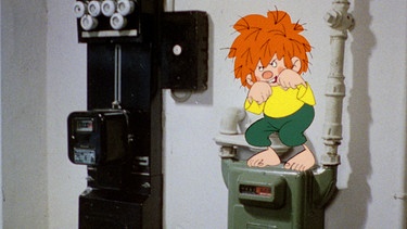 Pumuckl hat in der Zeitung von einem Betrüger gelesen, der sich als Gasmann ausgibt und Leute bestielt. Jetzt ist er auf der Hut. | Bild: BR/Infafilm GmbH/Original-Entwurf "Pumuckl"-Figur: Barbara von Johnson