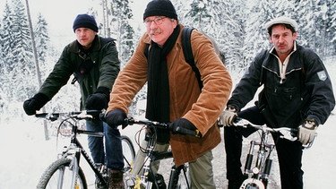 Josef Heiss (Friedrich von Thun, Mitte) unternimmt mit seinen zwei Busenfreunden Roman (Max Tidof, rechts) und Andreas (Oliver Stokowski) eine Radtour. | Bild: ARD Degeto/Elke Werner