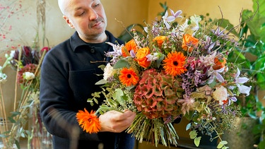 Josef Dirr ist Landesmeister der Floristen Baden-Württemberg. Er schafft florale Meisterwerke. | Bild: SWR/Thomas Weber