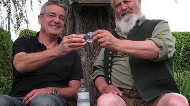 Franz Gernstl zu Besuch bei Albrecht Neustifter (rechts), dem Paradebayern aus Schnaitsee. | Bild: BR/megaherz gmbh/