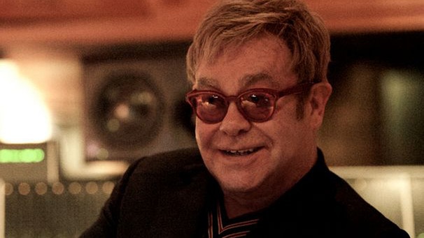 Elton John. | Bild: Honorarfrei lediglich für Ankündigungen und Veröffentlichungen im Zusammenhang mit obiger BR-Sendung bei Nennung: Bild: BR/Universal Music. Die Nutzung im Social Media-Bereich, sowie inhaltlich andere Verwendungen nur nach vorheriger schriftlicher Vereinbarung mit dem BR-Bildarchiv, Tel. 089 / 5900 10580, Fax 089 / 5900 10585, Mail Pressestelle.foto@br.de