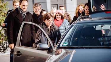 Schweren Herzens verabschieden sich die Lansinger von Antonia, die mit Anton zusammen nach Nürnberg aufbricht. Von links: Patrick Westenrieder (Lucas Bauer), Mike Preissinger (Harry Blank), Roland Bamberger (Horst Kummeth), KLD, Antonia Sturm (Jessica Lenz), KLD, Katharina Benninger (Carina Dengler), KLD, KLD, Annalena Brunner (Heidrun Gärtner), Florian Brunner (Tommy Schwimmer). | Bild: BR/Nadya Jakobs