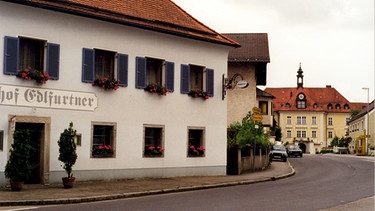 Die alte Schloßtaverne, Gasthof Edlfurtner in Thyrnau: Hier betreut die Wirtin Maria Wintersberger ihre Gäste. | Bild: BR