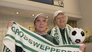 Von links: Elmar Wepper und Alfons Schuhbeck im Fußballfandress. | Bild: BR/Foto Sessner